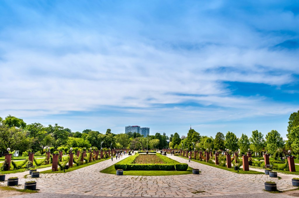 Le parc Herăstrău à Bucarest par un beau jour de printemps