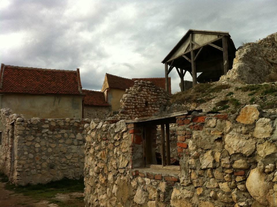 Ruines des murs médiévaux de la Citadelle de Râșnov, Transylvanie Roumanie.