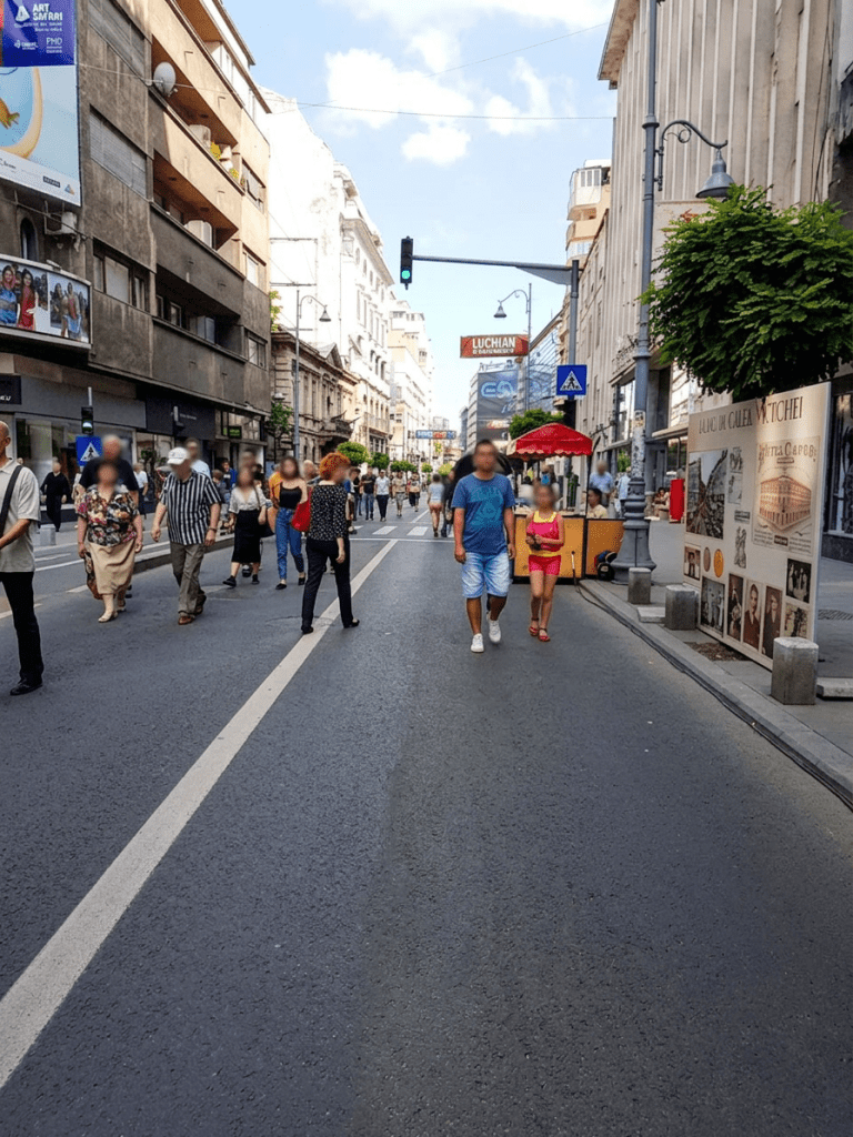 La Calea Victoriei, grande avenue de Bucarest, un jour d'été
