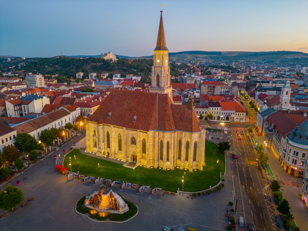 La cathédrale Saint-Michel et la place Unirii, Cluj-Napoca.