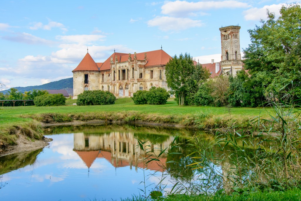 Ruines du château Bánffy à Bonțida, Roumanie.