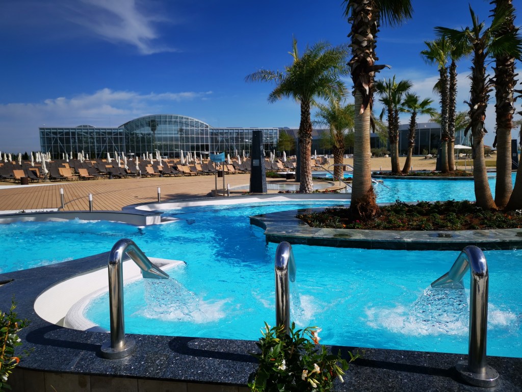 Piscines thermales extérieures de Therme Bucarest, Roumanie.