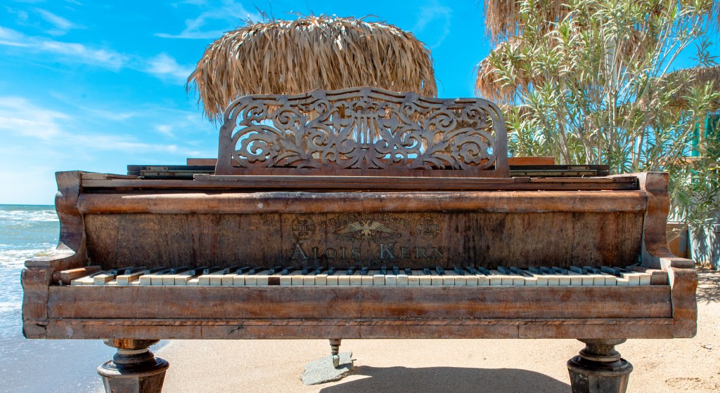 Vieux piano sur la plage de Vama Veche, Roumanie, sur la côte de la Mer Noire