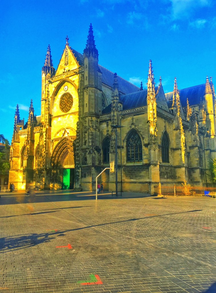 Basilique Saint-Michel de Bordeaux illuminée par une lumière dorée, France