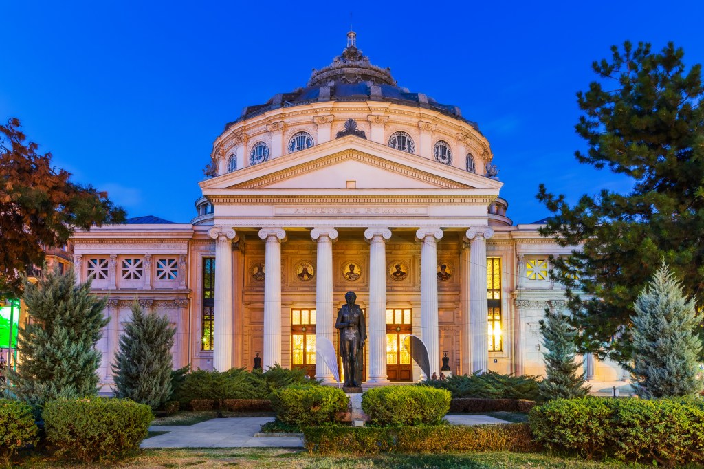 L'Athénée Roumain illuminé de nuit à Bucarest, Roumanie