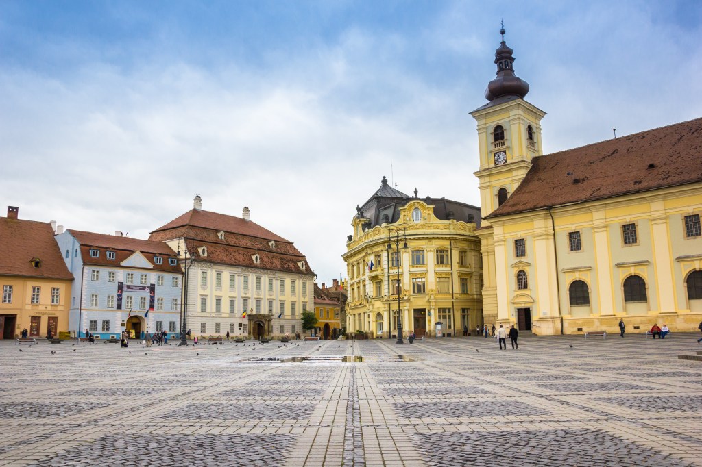 Piața Mare, la place principale de la vieille ville de Sibiu, avec le palais Brukenthal et la Tour du Conseil.