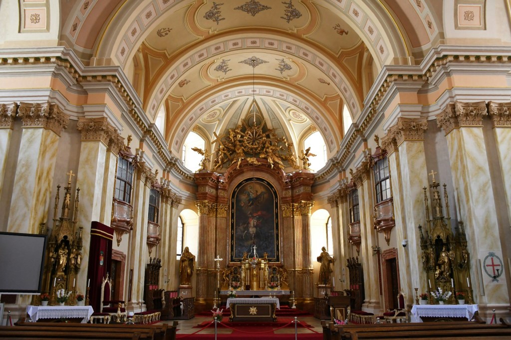 Intérieur baroque d'une église catholique avec autel doré, Timișoara, Banat.
