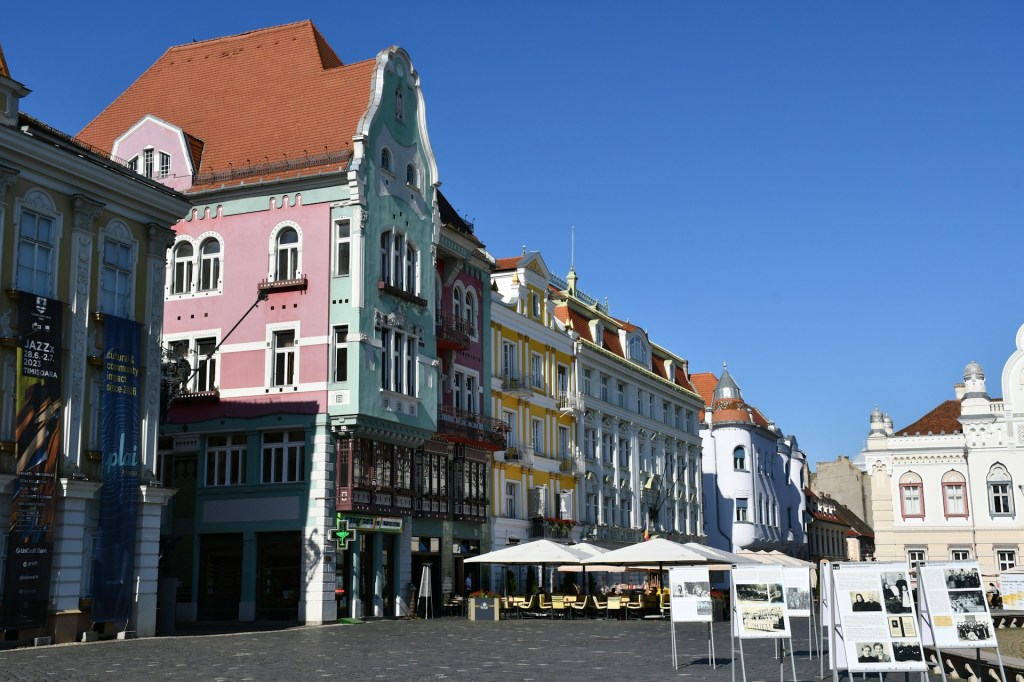 Bâtiments colorés de style Sécession dans une rue historique de Timișoara, Banat.
