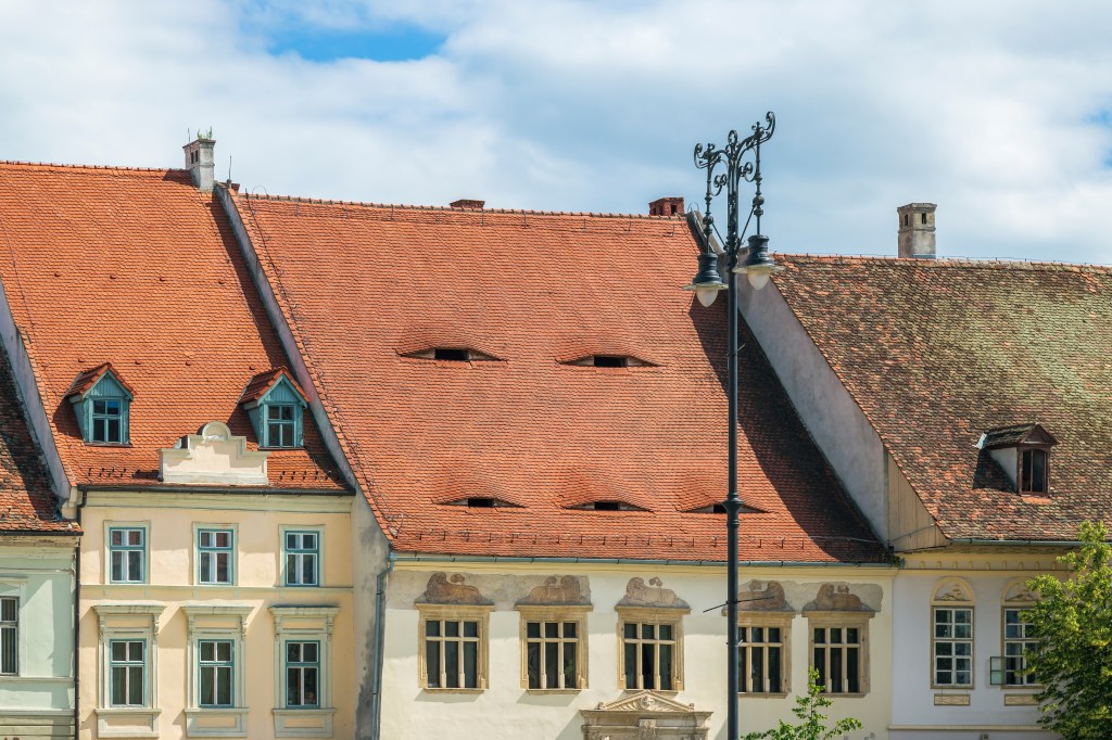 Toits aux fenêtres en forme d'yeux dans la vieille ville de Sibiu, Transylvanie, Roumanie.