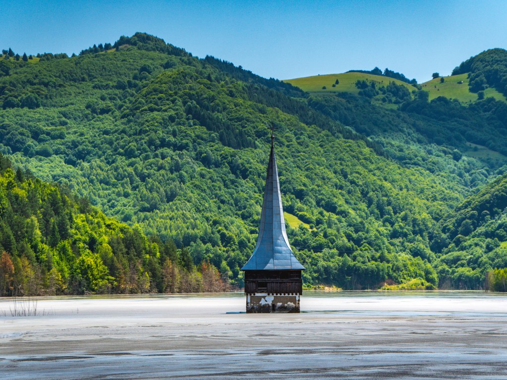 Clocher de l'église de Geamăna émergeant du lac toxique, Roumanie