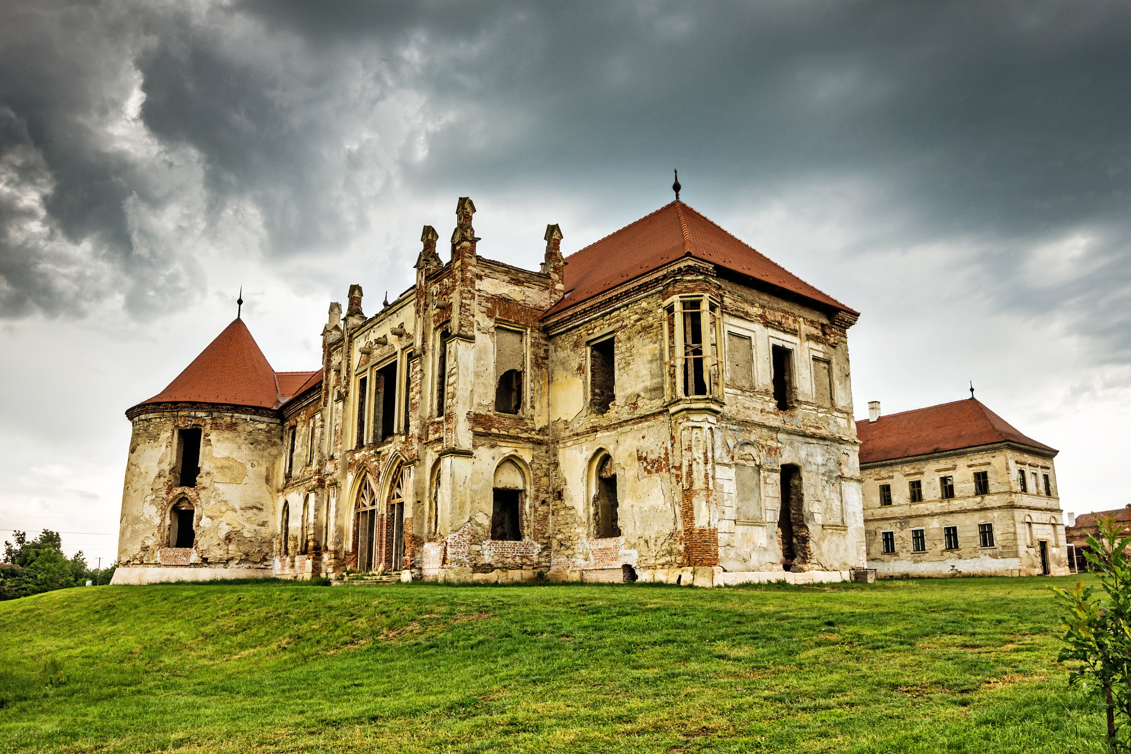 Bánffy Castle: The Versailles That Became a Ruin