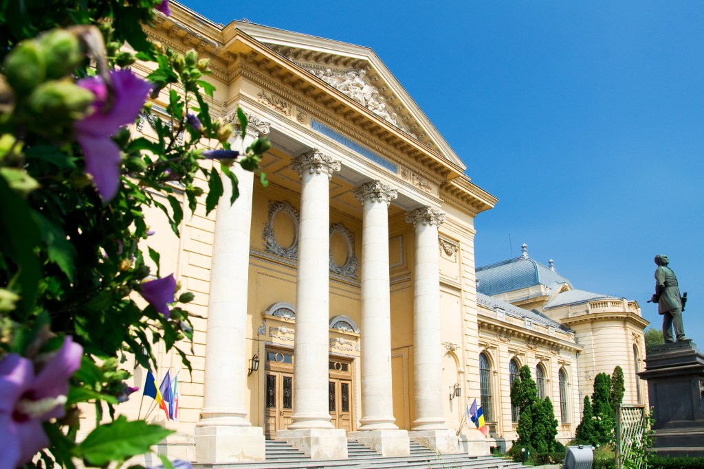 Façade néoclassique de l'Université de Médecine Carol Davila à Bucarest, Roumanie